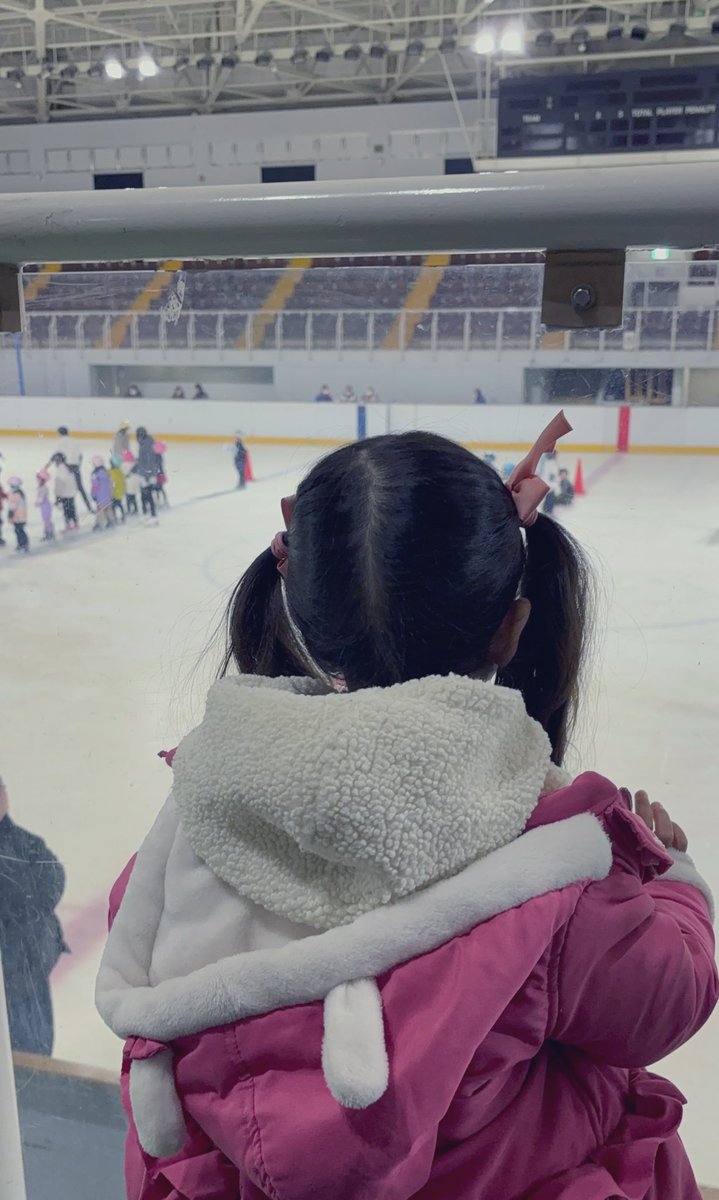 tatechanmappe's tweet photo. 昨日は前橋スケート教室最後の日でゲーム大会⛸️いいなーいいなーと見守るおチビちゃま👧🏻来シーズンはあなたもね⛸️ https://t.co/t4vQMYWeVy