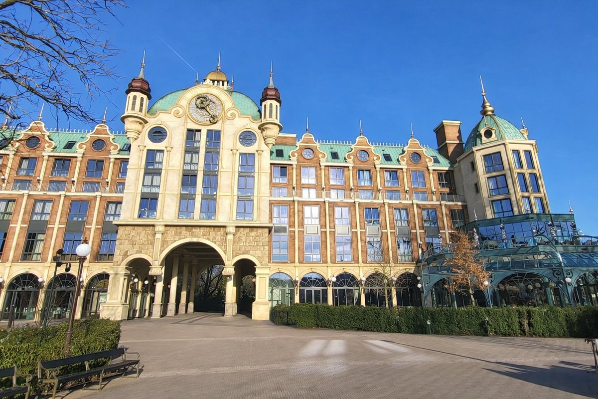 Thom van Dam tweet media