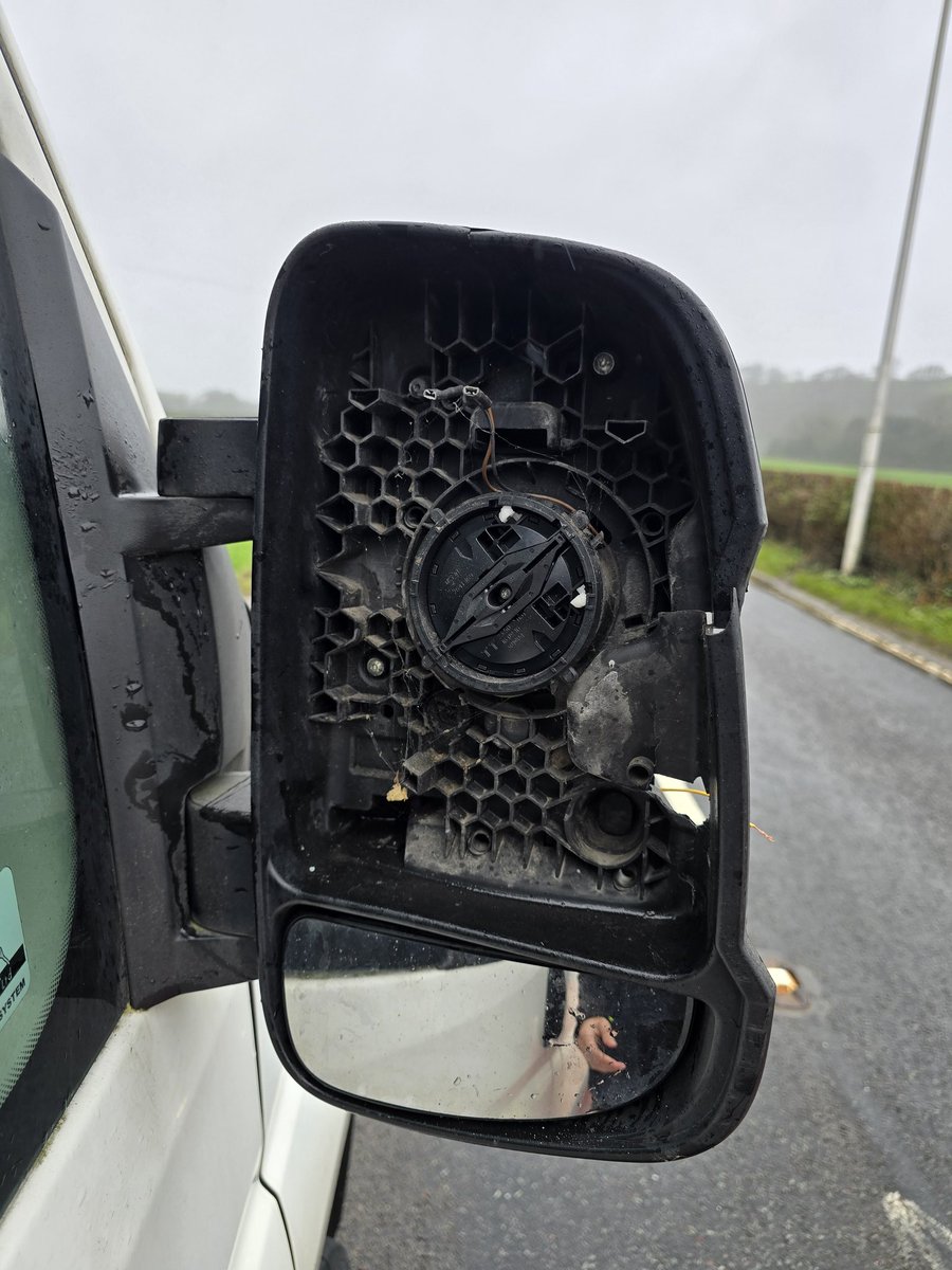 TurboDuckPower's tweet photo. Hey @bt_uk one of your Open Reach vans hit my van and smashed my wing mirror. Your driver failed to stop and has also damaged your vehicle in the process. DM me to arrange payment for the damage. Thanks. https://t.co/mCg4kTepDn