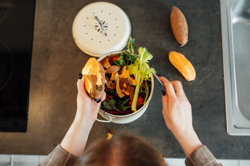 GoGreenBK's tweet photo. Composting fruit peels, coffee grounds, and veggie trimmings cuts methane emissions and turns waste into nutrient-rich soil that feeds your garden and the planet.

Start a simple compost bin at home and turn everyday scraps into something good. #greentip https://t.co/u04R7lY2eJ