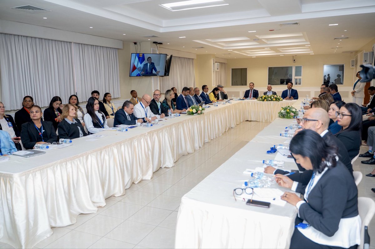 CholitinDuluc's tweet photo. Hoy realizamos en el Senado de la República el taller
“Regionalización y el rol del Senador en los Consejos Provinciales”, un espacio de alto nivel para seguir fortaleciendo la aplicación de la Ley de Regiones Únicas de Planificación.

Contamos con la valiosa participación del arquitecto Erick Dorrejo, quien aportó una visión técnica clave sobre el ordenamiento territorial y la articulación entre planificación, inversión pública y desarrollo regional.

Desde el Senado seguimos impulsando no solo el conocimiento de esta ley, sino también su fortalecimiento, a través de iniciativas que buscan que el presupuesto, la inversión pública y la planificación respondan realmente a las necesidades de nuestras provincias.

Ordenar el territorio es ordenar el desarrollo. Y ese es el camino que estamos construyendo.