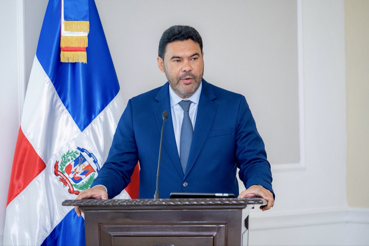 CholitinDuluc's tweet photo. Hoy realizamos en el Senado de la República el taller
“Regionalización y el rol del Senador en los Consejos Provinciales”, un espacio de alto nivel para seguir fortaleciendo la aplicación de la Ley de Regiones Únicas de Planificación.

Contamos con la valiosa participación del arquitecto Erick Dorrejo, quien aportó una visión técnica clave sobre el ordenamiento territorial y la articulación entre planificación, inversión pública y desarrollo regional.

Desde el Senado seguimos impulsando no solo el conocimiento de esta ley, sino también su fortalecimiento, a través de iniciativas que buscan que el presupuesto, la inversión pública y la planificación respondan realmente a las necesidades de nuestras provincias.

Ordenar el territorio es ordenar el desarrollo. Y ese es el camino que estamos construyendo.