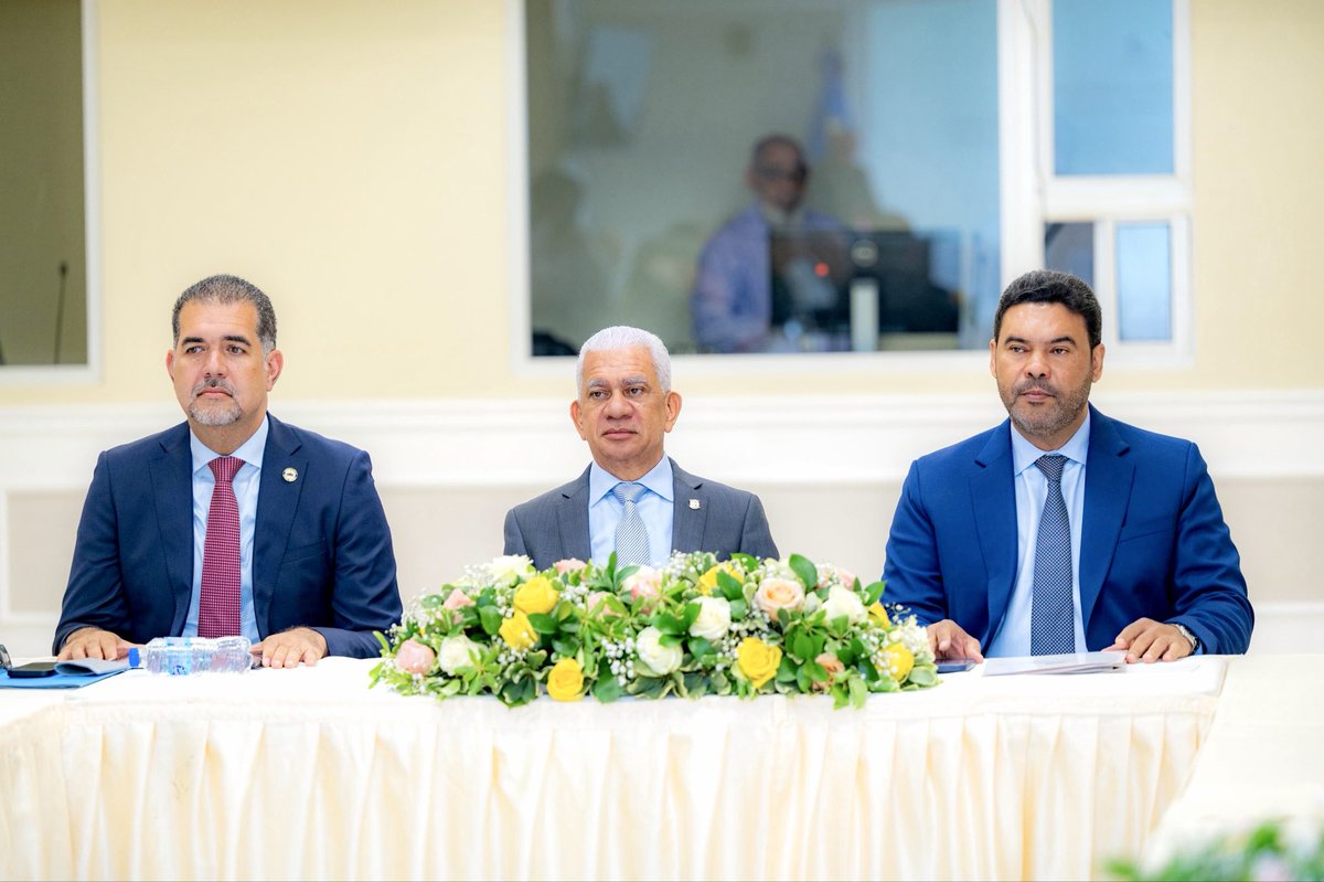 CholitinDuluc's tweet photo. Hoy realizamos en el Senado de la República el taller
“Regionalización y el rol del Senador en los Consejos Provinciales”, un espacio de alto nivel para seguir fortaleciendo la aplicación de la Ley de Regiones Únicas de Planificación.

Contamos con la valiosa participación del arquitecto Erick Dorrejo, quien aportó una visión técnica clave sobre el ordenamiento territorial y la articulación entre planificación, inversión pública y desarrollo regional.

Desde el Senado seguimos impulsando no solo el conocimiento de esta ley, sino también su fortalecimiento, a través de iniciativas que buscan que el presupuesto, la inversión pública y la planificación respondan realmente a las necesidades de nuestras provincias.

Ordenar el territorio es ordenar el desarrollo. Y ese es el camino que estamos construyendo.