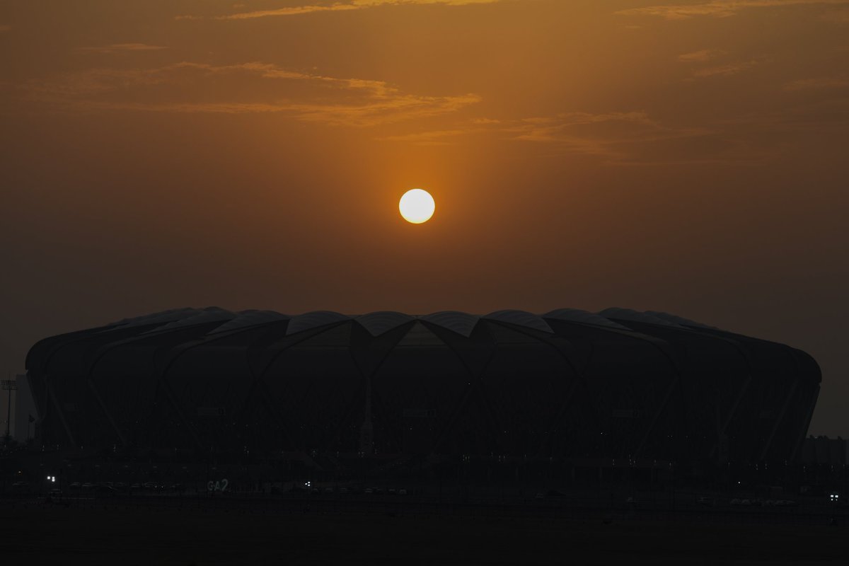 sportksanet's tweet photo. افطار جمهور #الاهلي عند اسوار ملعب الجوهرة قبل ساعات من انطلاق مباراة #الاهلي_الهلال ضمن مسابقة #كأس_الملك 

من @k_999990 https://t.co/qbQ58IMgzo