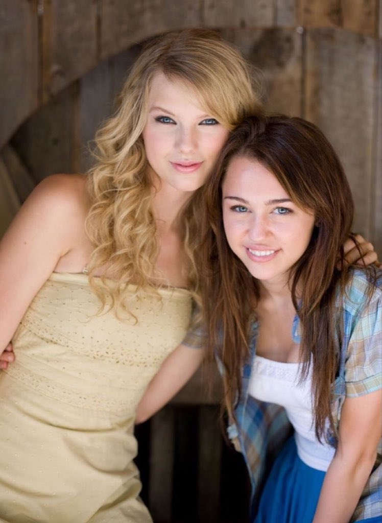 Hannah Updates tweet media