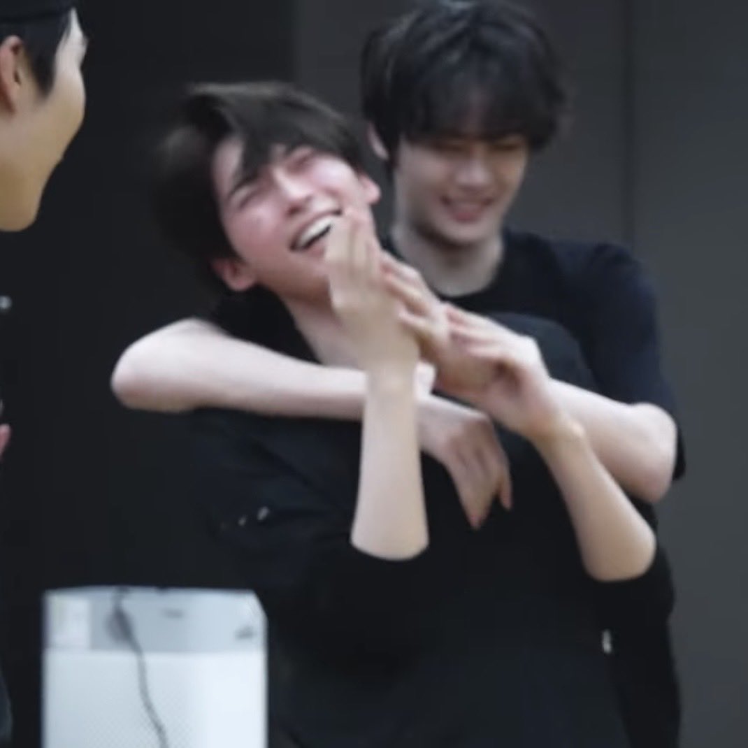 look at how pink hanbin got after he made a mistake in the choreo😭😭😭😭 this cutie🤏🏼🤏🏼