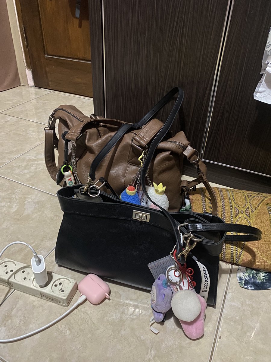 Koper + pouch bag + daily bag + laptop bag 

Ternyata gua terlalu ribet buat kemana-mana