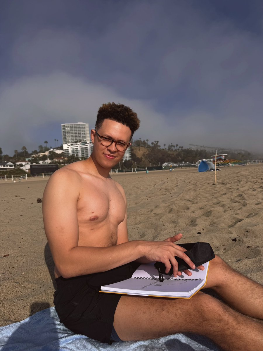 Gleefuljaylen14's tweet photo. I drew on the beach 💗 https://t.co/eedPizWb8D