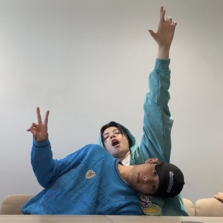 rububmayeay's tweet photo. ka bur(han) si mahasiswa diminta jemputin anak tetangga aka si kenzo yang masih sekola

louis ryul few tweets local au! https://t.co/TNHv8nUsDF