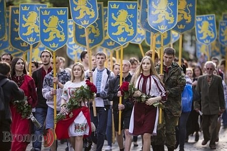 Дмитрий Дзыговбродский :«ЭТО» НАДО УБИТЬ

Я буду говорить, как украинец и гражданин Украины. Я родился в Днепропетровске. И потому у меня есть право требовать смерти для единоУкраины.

Я видел, как развивалась националистическая Украина 23 года. Я видел, как вырос этот монстр.
