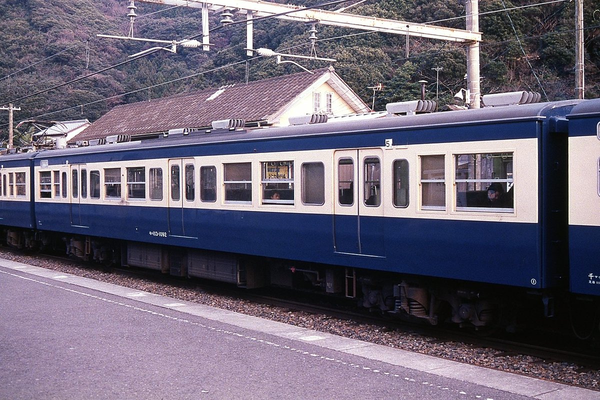 cB5rkK6NHSh0CqA's tweet photo. 再開し始めた鉄道模型。
健康上の理由から断捨離を覚悟せねばならないかと葛藤しているというのに。
あぁなんてこった。

小学4年総武快速線分離からずっと見てきた113系 1000番代ユニット窓。
小遣い貯めてエンドウ製品を4両買った高校時代。49年後 @pmoa_plum から #113系 1000番代が出るなんて…。 https://t.co/VZA7H7k8in
