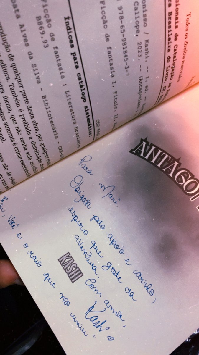 maripirex's tweet photo. @thE_Kashi_ Kashi, conheci suas fanfics quando eu mais precisava e foi amor a primeira vista, você me ajudou muito, suas histórias nos envolve tanto que parece que estamos lá, presentes, passando por tudo isso junto dos personagens, a gente sorri, chora, se emociona e chora de novo! + https://t.co/cFijlXdAF0