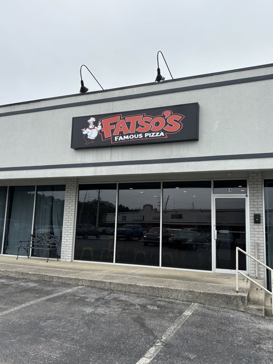 wesmoss1018's tweet image. Hey my Huntsville friends, come visit my friends that opened Fatso’s Pizza in the Village Center on South Parkway. Real Chicago style thin crust pizza. It’s legit!!!