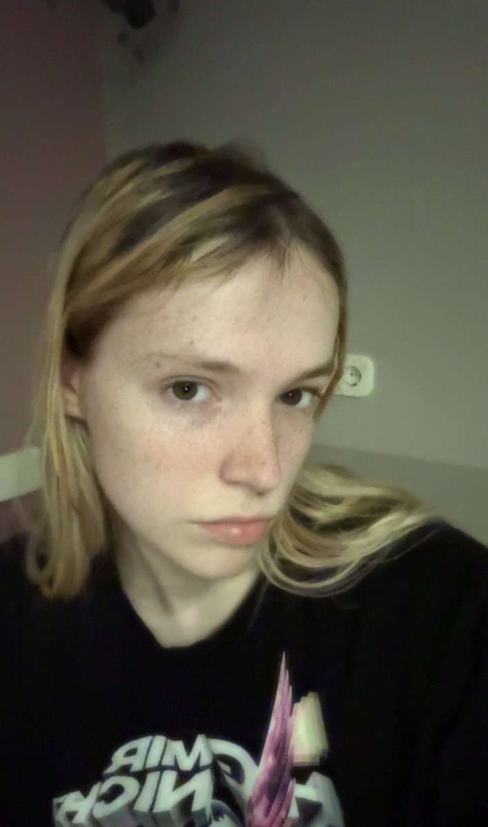 Angelina tweet media