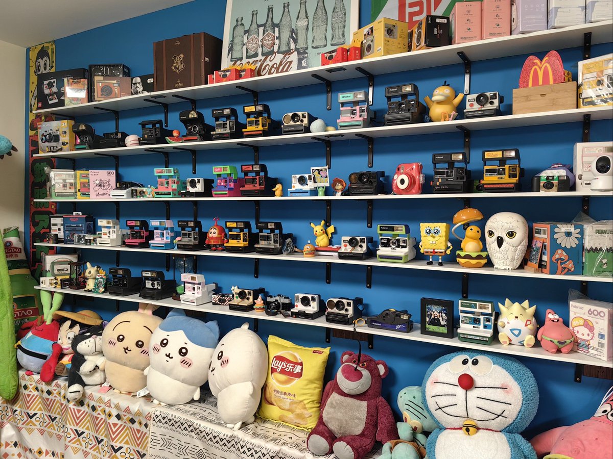 ChristinaDNil's tweet image. Spent the night laughing till my sides hurt at [综艺名] live taping!  The cast’s chemistry Chef’s kiss  Grabbed a backstage polaroid with my fav host—dream come true!  Who’s binging the new ep with me this weekend  #VarietyShowVibes #LiveTapingFun #MemoriesMade