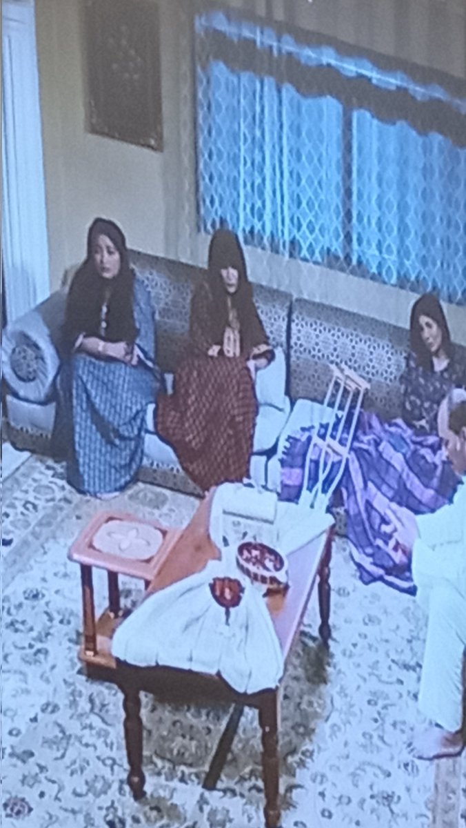 ايه البنات لزم يكون لهم سند ، المؤنسات هم المؤنسات هم ..
(  والسند هم الام والاب)
نهايه جميله
#غلط بنات
#الهام الفضاله