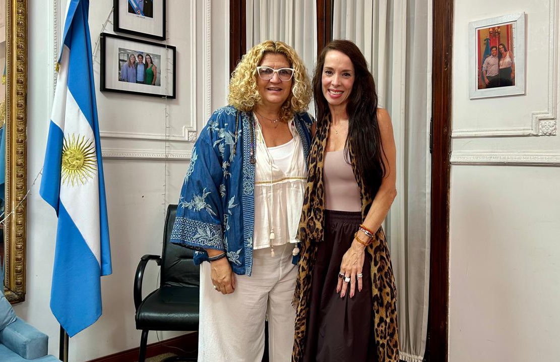 onettovictoria's tweet photo. Nos reunimos con la subsecretaria de Educación de la Provincia, @ClaudiaBracchi1, para fortalecer la articulación entre educación y cultura en todo el territorio.

Creemos en una mirada integral que vincule formación, identidad y acceso, ampliando oportunidades para las y los bonaerenses.

El trabajo conjunto es clave para garantizar derechos y consolidar políticas públicas con impacto real.

#ProvinciadeTodos #GobiernoPBA #Educación #Cultura