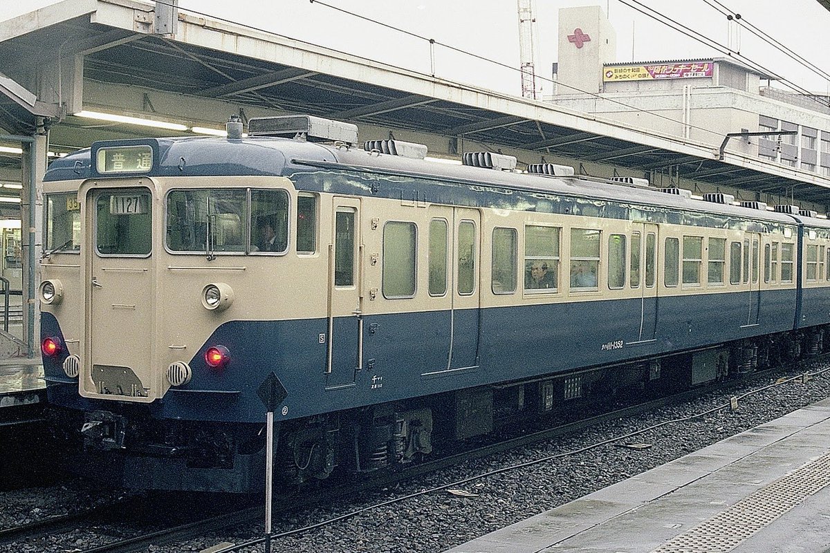 cB5rkK6NHSh0CqA's tweet photo. 再開し始めた鉄道模型。
健康上の理由から断捨離を覚悟せねばならないかと葛藤しているというのに。
あぁなんてこった。

小学4年総武快速線分離からずっと見てきた113系 1000番代ユニット窓。
小遣い貯めてエンドウ製品を4両買った高校時代。49年後 @pmoa_plum から #113系 1000番代が出るなんて…。 https://t.co/VZA7H7k8in