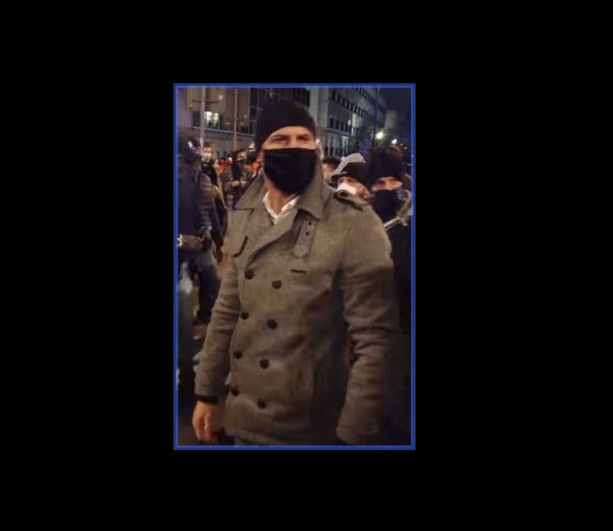 Podkomisarz Dawid M. (alias Płaszczyk/Pałkarz kobiet) został zawieszony w czynnościach służbowych i prawdopodobnie zostanie wydalony ze służby. Trochę to trwało, bo kobiety tłukł stalową pałką w 2020, a do niedawna szkolił antyterrystów w Rzeszowie.
Info zamieścił <a href="/czuchnowskiw/">czuchnowski</a>