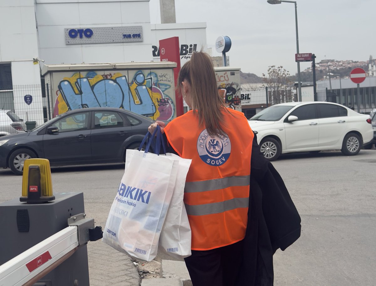 Bugün, Hollanda Kayserililer Vakfının destekleriyle Türkmen çocuklarımızın bayramlıklarını dağıttık. 
Dağıtımlarımız Arafe Günüde devam edecek .

Türk’ten Gelen, Türk’e Gitti .