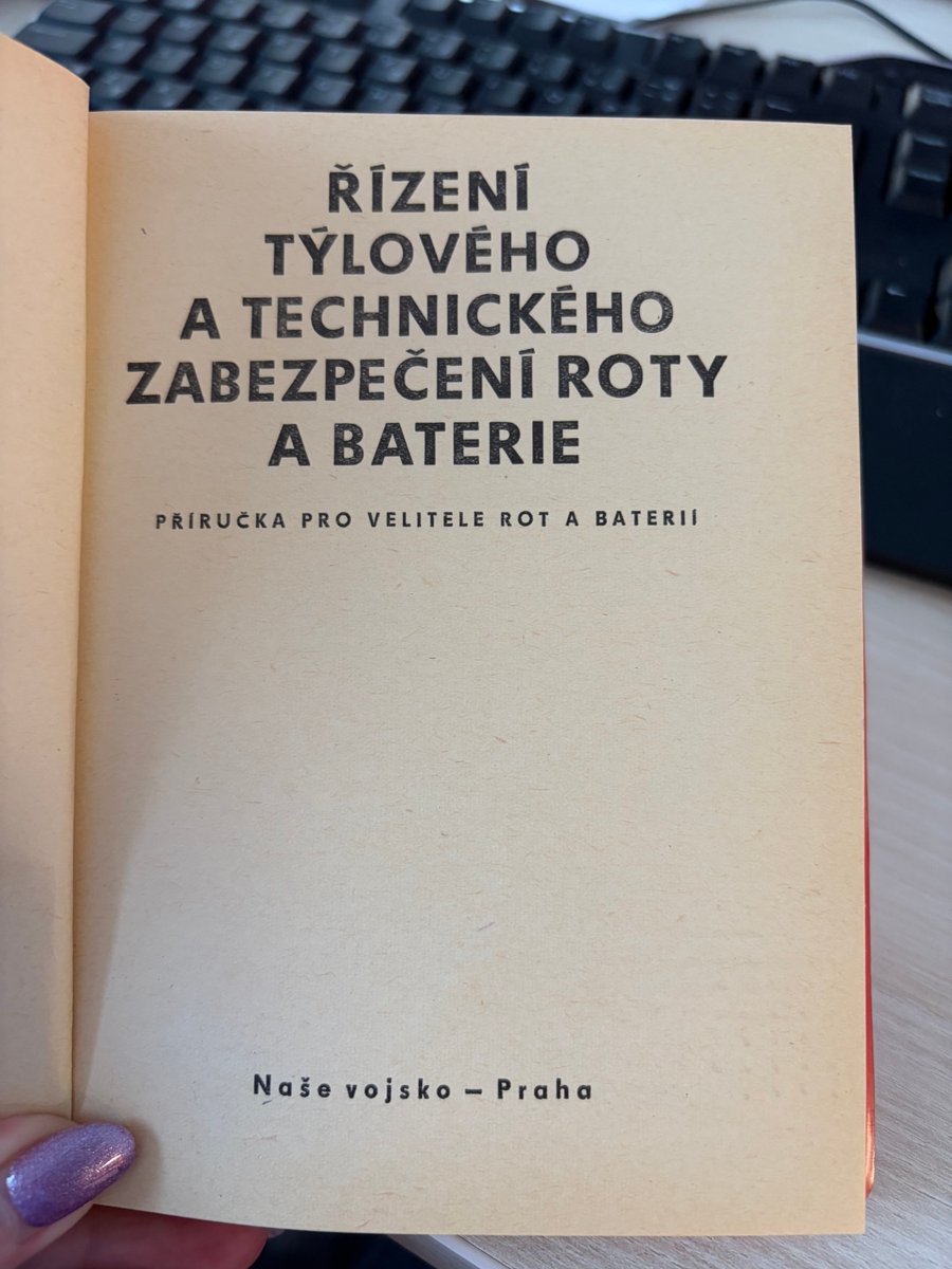 Kousavá knihovnice tweet media