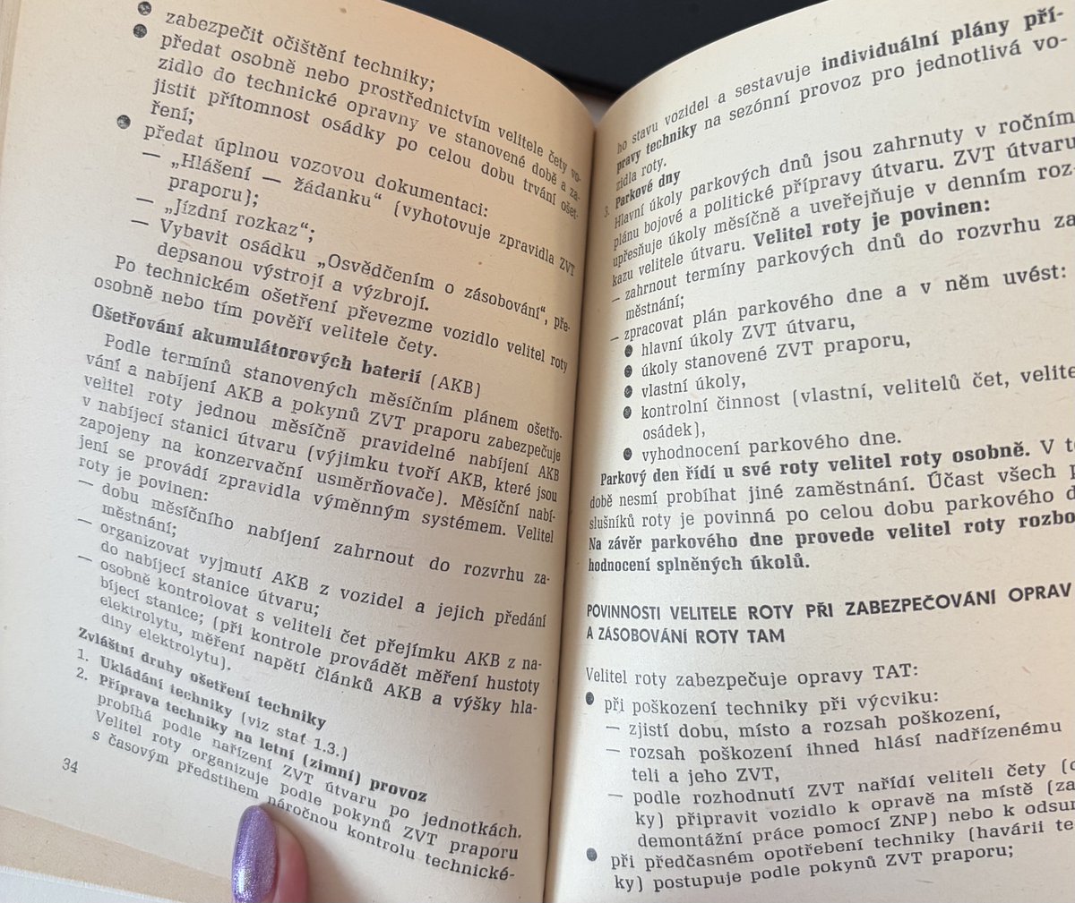 Kousavá knihovnice tweet media