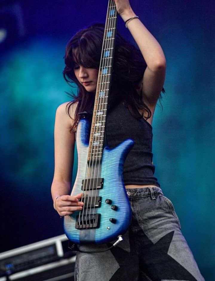 ale daily pics 🎸 (@alevdaily) on Twitter photo 