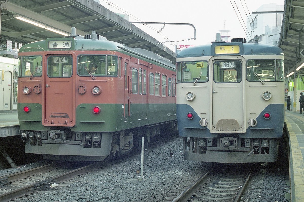 cB5rkK6NHSh0CqA's tweet photo. 再開し始めた鉄道模型。
健康上の理由から断捨離を覚悟せねばならないかと葛藤しているというのに。
あぁなんてこった。

小学4年総武快速線分離からずっと見てきた113系 1000番代ユニット窓。
小遣い貯めてエンドウ製品を4両買った高校時代。49年後 @pmoa_plum から #113系 1000番代が出るなんて…。 https://t.co/VZA7H7k8in