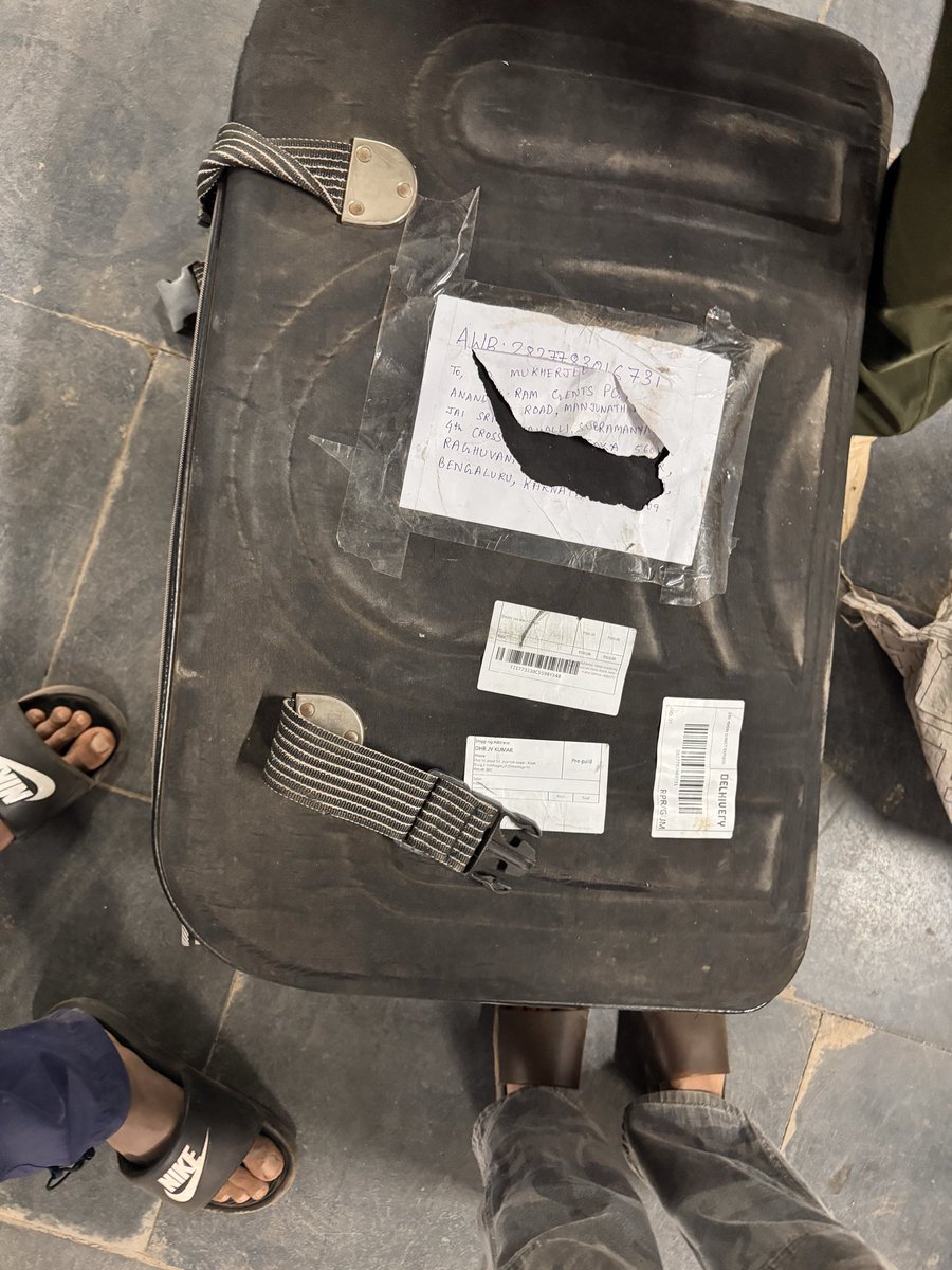 DHRUV09024's tweet photo. AWB - 2827782988731
Received wrong box due to fault of delhivery . I need my box back . Help @delhivery . Full story in comment section. https://t.co/MjbiheFwN9