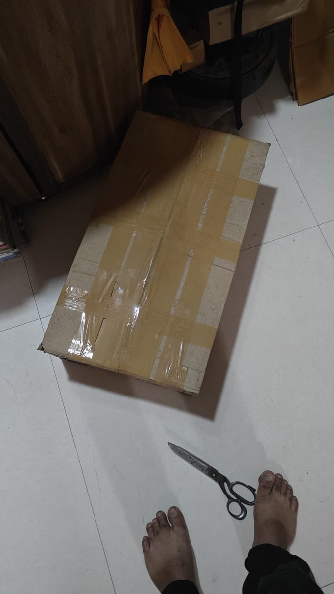 DHRUV09024's tweet photo. AWB - 2827782988731
Received wrong box due to fault of delhivery . I need my box back . Help @delhivery . Full story in comment section. https://t.co/MjbiheFwN9