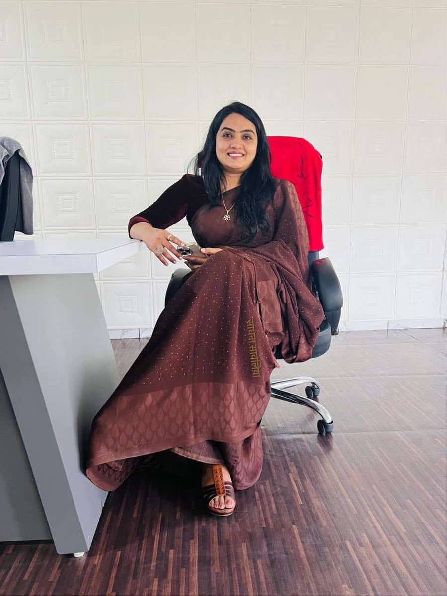 sadhanasavaliya's tweet photo. હમેશા એવા ટેબલ પર બેસો જયાં વાત  પ્રગતિ, પૈસા, સપના અને ભગવાન ની હોય લોકો નહિ .
#sadhanasavaliya https://t.co/zQ9NNCeFMp