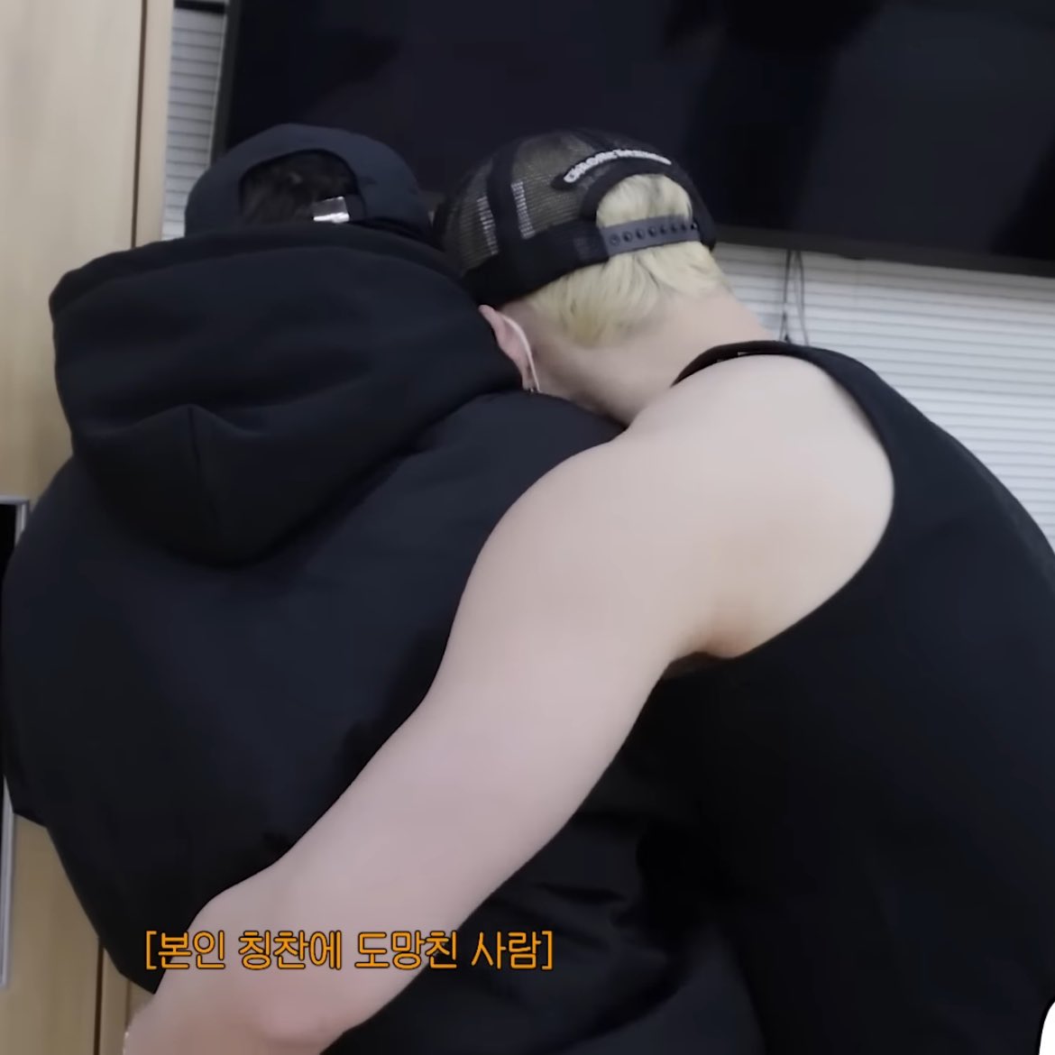 CMStay_'s tweet photo. Me da muchísima ternura la relación que tiene el Binchan, siempre he dicho que siento que Changbin es de las personas que más conoce a Chan y lo que necesita, y siento que no tiene filtro con él porque sabe que Chan necesita que le digan las cosas claras, como cuando en el log de Italia le dijo que no tenía que preocuparse por ellos porque ya saben cuidarse solos y que ahora se preocupe por el mismo. Siento que mantiene a Chan centrado y que Chan lo ve como uno de sus lugares seguros.