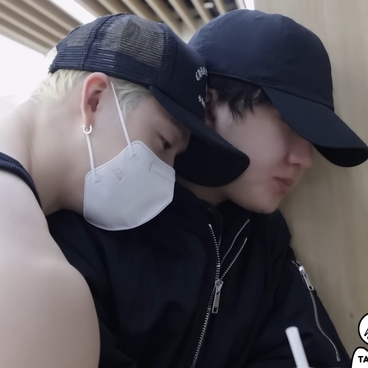 Me da muchísima ternura la relación que tiene el Binchan, siempre he dicho que siento que Changbin es de las personas que más conoce a Chan y lo que necesita, y siento que no tiene filtro con él porque sabe que Chan necesita que le digan las cosas claras, como cuando en el log de