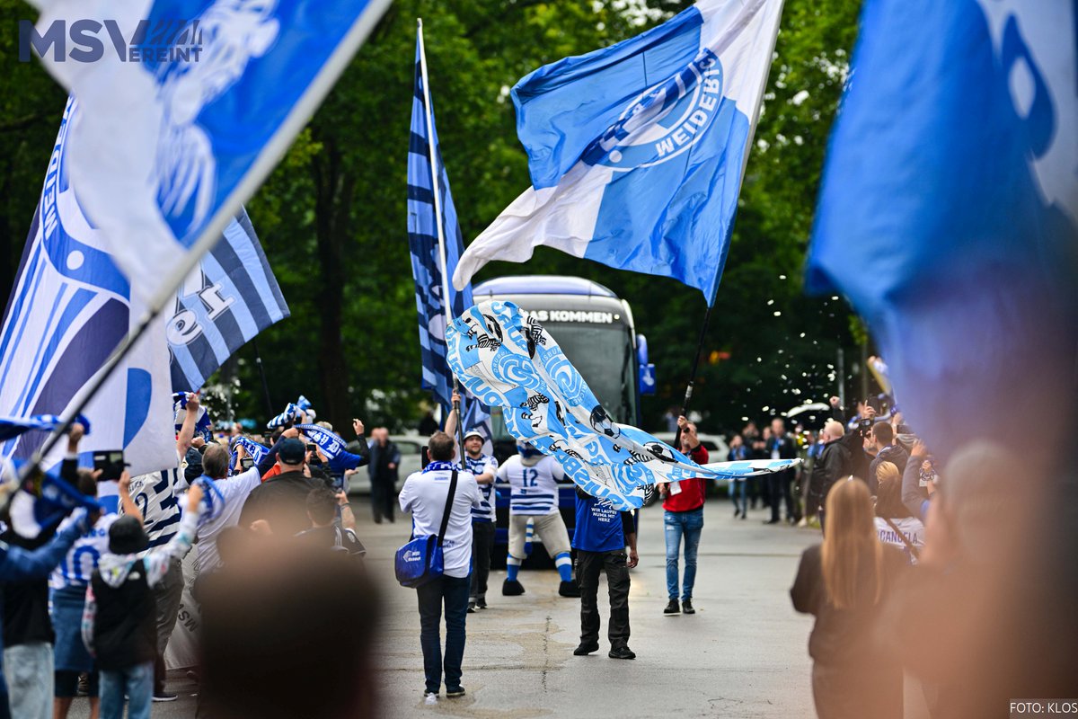 MSVDuisburg's tweet image. Dat is' #Duisburg! 💙🤍

"Laufen für den MSV" ruft zum Spalier vor #MSVM60 auf. Seid am Sonntag (ab 14 Uhr) dabei, wenn unsere #Zebras durch ein blau-weißes Meer an Fahnen, Trikots &amp;amp; Schals auf die arena zufahren. Mit dabei: Rasim #Bulic, Christian #Koke &amp;amp; ein DJ. 🎶

#MSVereint
