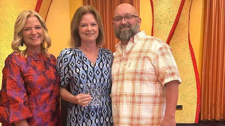 marknetalliance's tweet photo. Congratulations to these outstanding MarkNet members on their well-deserved recognition!
Stewardship Award – Curran Miller &amp; Realty, Inc.
Company of the Year – West Central Auction Company
Voyage Award – Barry Stewart
#AHA #MarkNetAlliance #Awards https://t.co/Qpb0vDYUrX