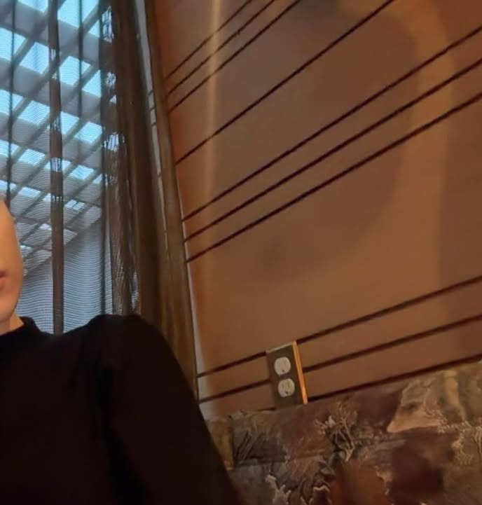 🚨 The studio where Ariana Grande shared photos has the same walls and patterns as Max Martin's studio.