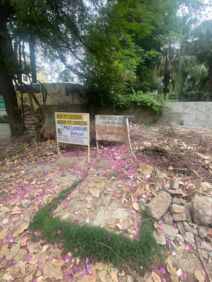 pbarot07's tweet photo. What makes it worse, now the adjacent residents are dumping garbage and construction debris inside the park! It’s impossible to even walk here. This is a public space, not a landfill. Authorities, please look in to this! Fix our green spaces @MCMohaliSBM @BhagwantMann https://t.co/dexHzJpnVb