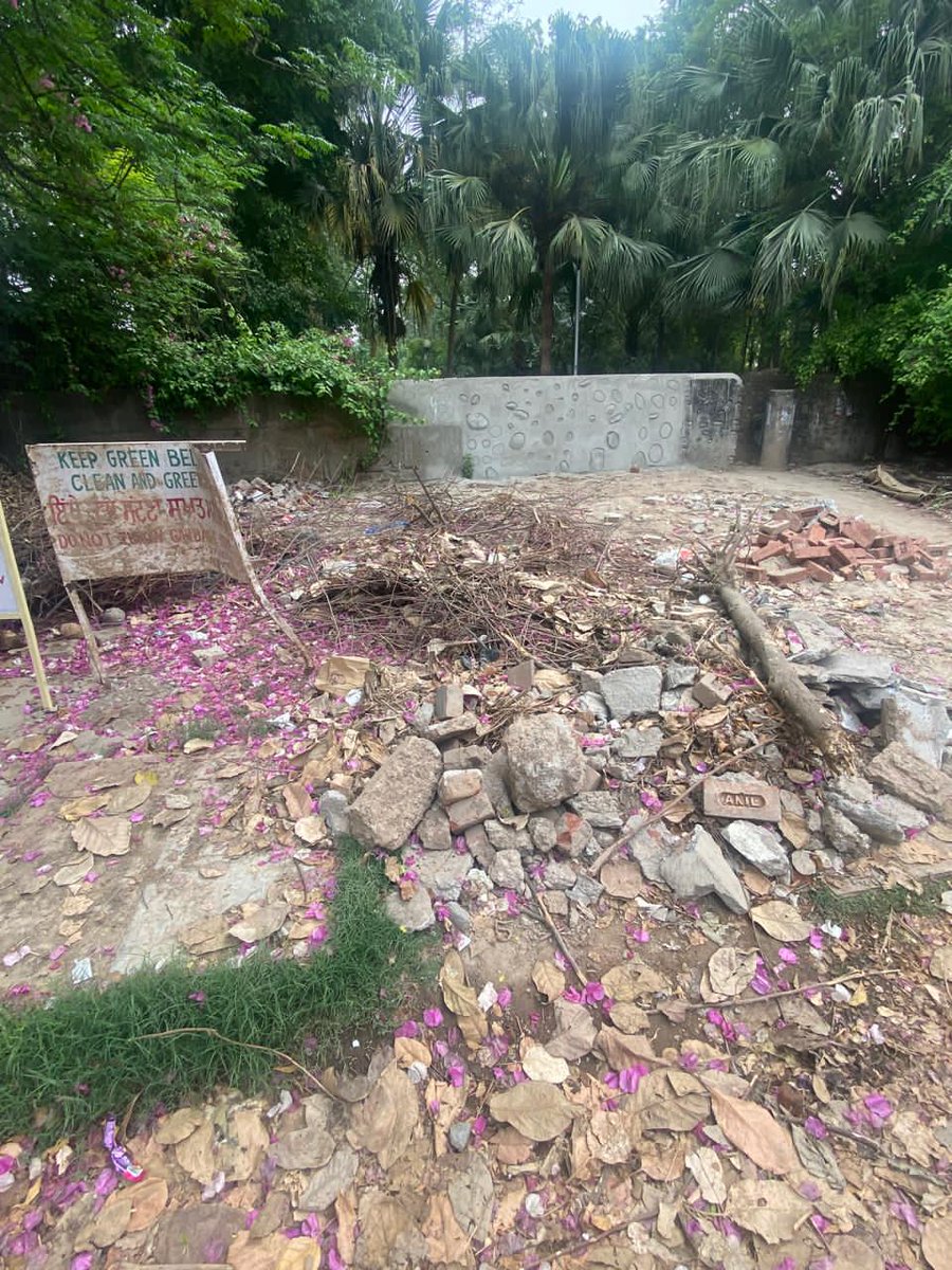 pbarot07's tweet photo. What makes it worse, now the adjacent residents are dumping garbage and construction debris inside the park! It’s impossible to even walk here. This is a public space, not a landfill. Authorities, please look in to this! Fix our green spaces @MCMohaliSBM @BhagwantMann https://t.co/dexHzJpnVb