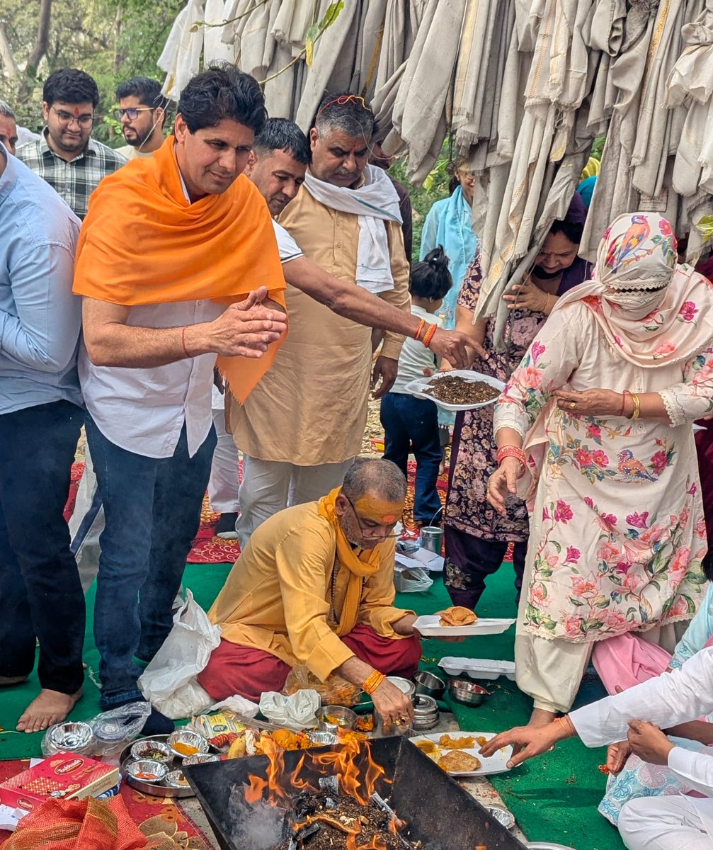 #पूठ_खुर्द_गांव के #पीपल_वाली_समाधि पर #भंडारा और #हवन का आयोजन किया गया सौभाग्य से हवन में जाने का अवसर मिला और #बड़े_बुजुर्गों का आशीर्वाद लिया