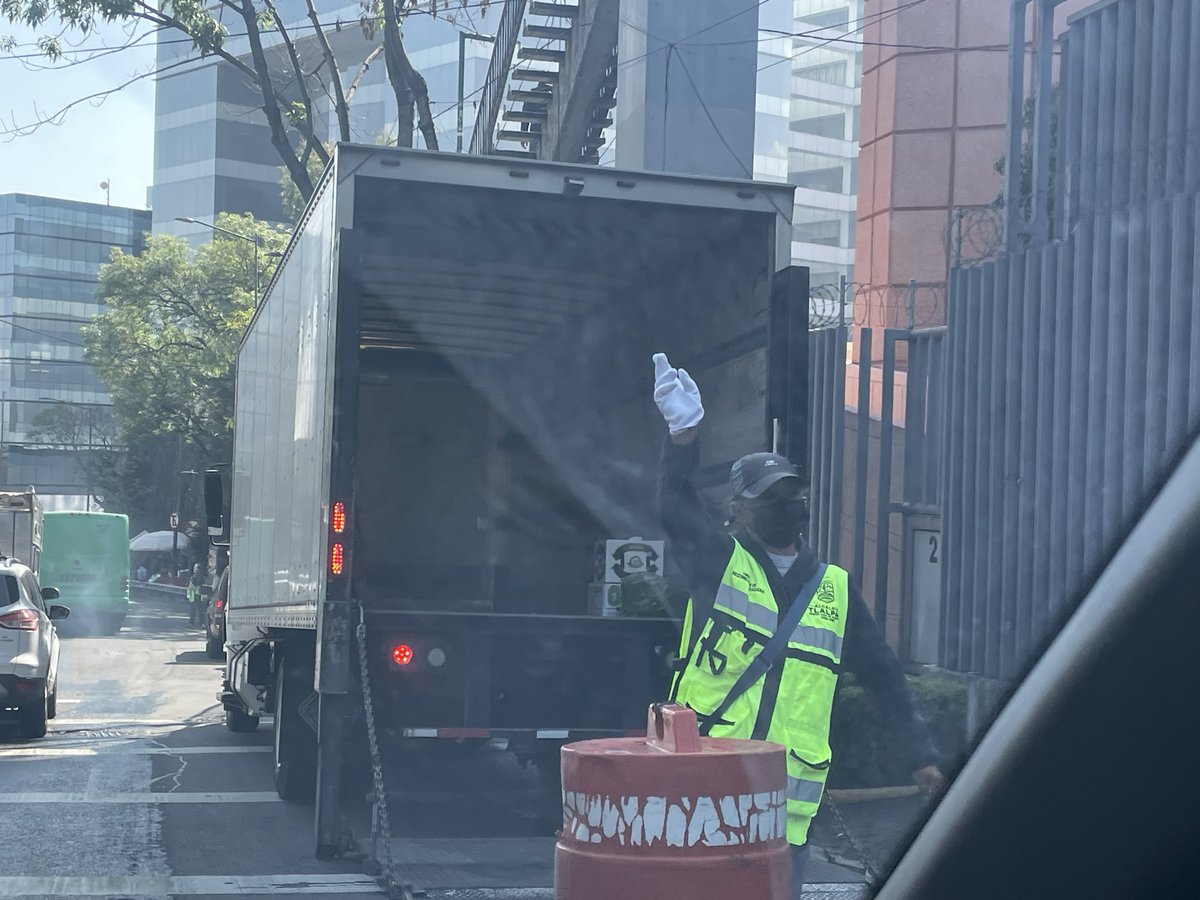 Tora83Rod's tweet photo. Eso al fin que el pueblo se aguante! Mientras un camión de semarnat baja suministros para los directos en la carretera Ajusco Picacho @Gabyosoriohdz @SSC_CDMX https://t.co/0UJvBwOasf