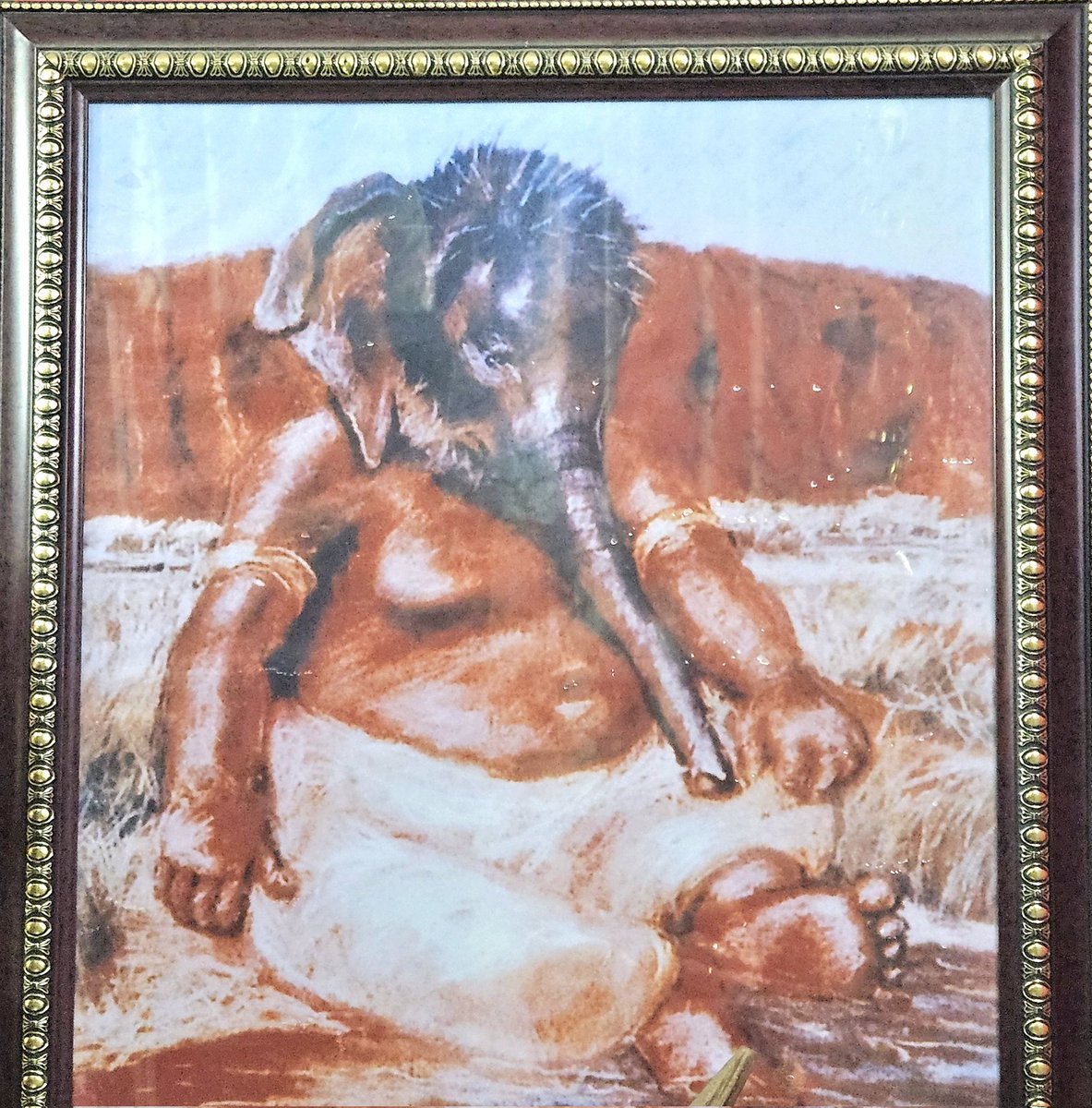मैं गणेश भगवान की बहुत सी प्रतिमाएं मूर्ति और तस्वीरें देखी हैं मगर सच कहूं  इसे बनाने वाले ने निसंदेह अलग दृष्टि से सोचा है जैसे गजानन भगवान की कंधों पर किसी बालक गज के सर को स्थापित किया गया था तो रंग का यहां स्पष्ट जो अंतर है उसका सहज रूप जय गणेश ,ओम गन गणपतए नमः।