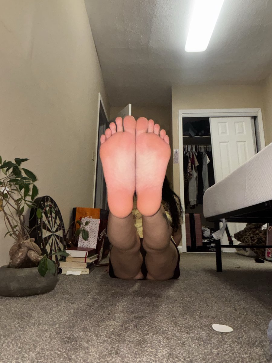 Mileyvmry's tweet photo. Who can guess my shoe size?🫣👣
#feet #soles #shoe #bedroom #feetfetısh https://t.co/th3xbxgVkC