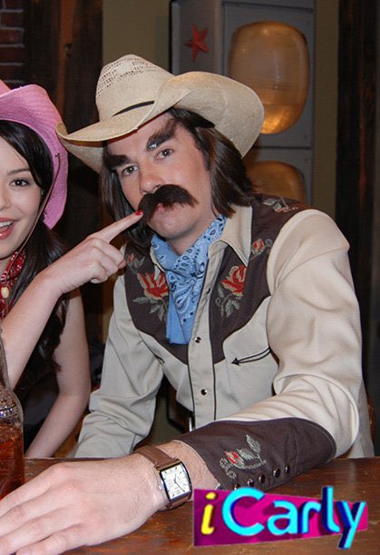 a sobrancelha assim e ela achando lindo