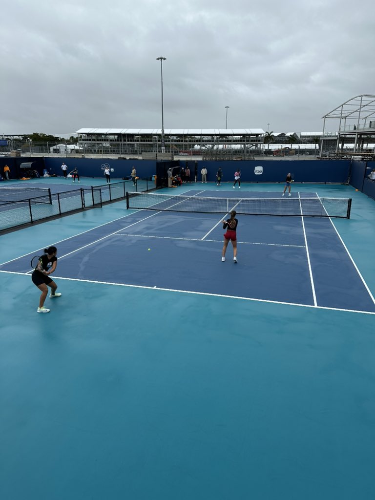 leylixshapeescu's tweet photo. 4 nextgen on court together https://t.co/DEYcze1fGO