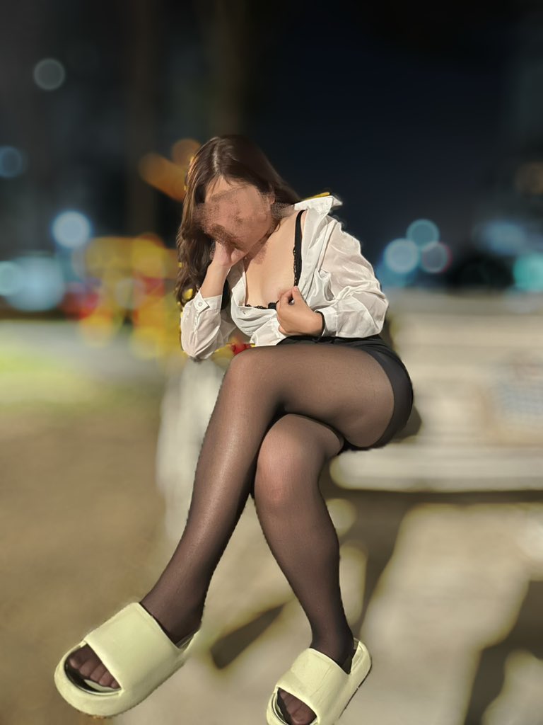 dhixjnsjsns's tweet photo. 到底為什麼這時候那麼多人啦🤣
話說…在拉筋的時候
怎麼一堆阿北都在回頭😳…
#野外露出 #跳蛋 #高潮 #意淫 https://t.co/eOZ1txdem4