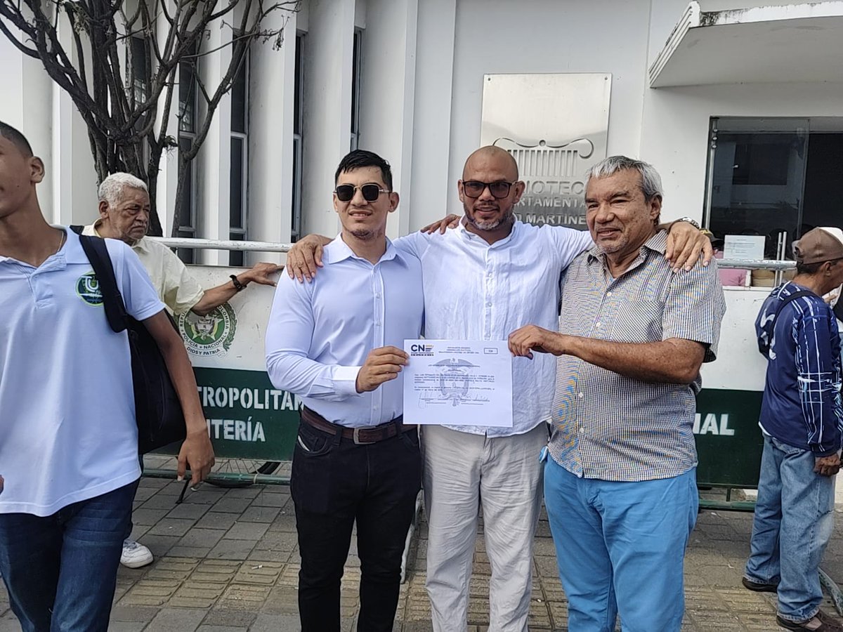 CazaNoticias11's tweet photo. Hoy recibió su credencial como Congresista de Colombia por el departamento de Córdoba @Ballesteros_LF, trabajará por los más vulnerables, necesitados, y velará porque llegue un buen desarrollo y avance positivo para el departamento. #CazandoLaNoticia #Camarada https://t.co/IctL33DR1a
