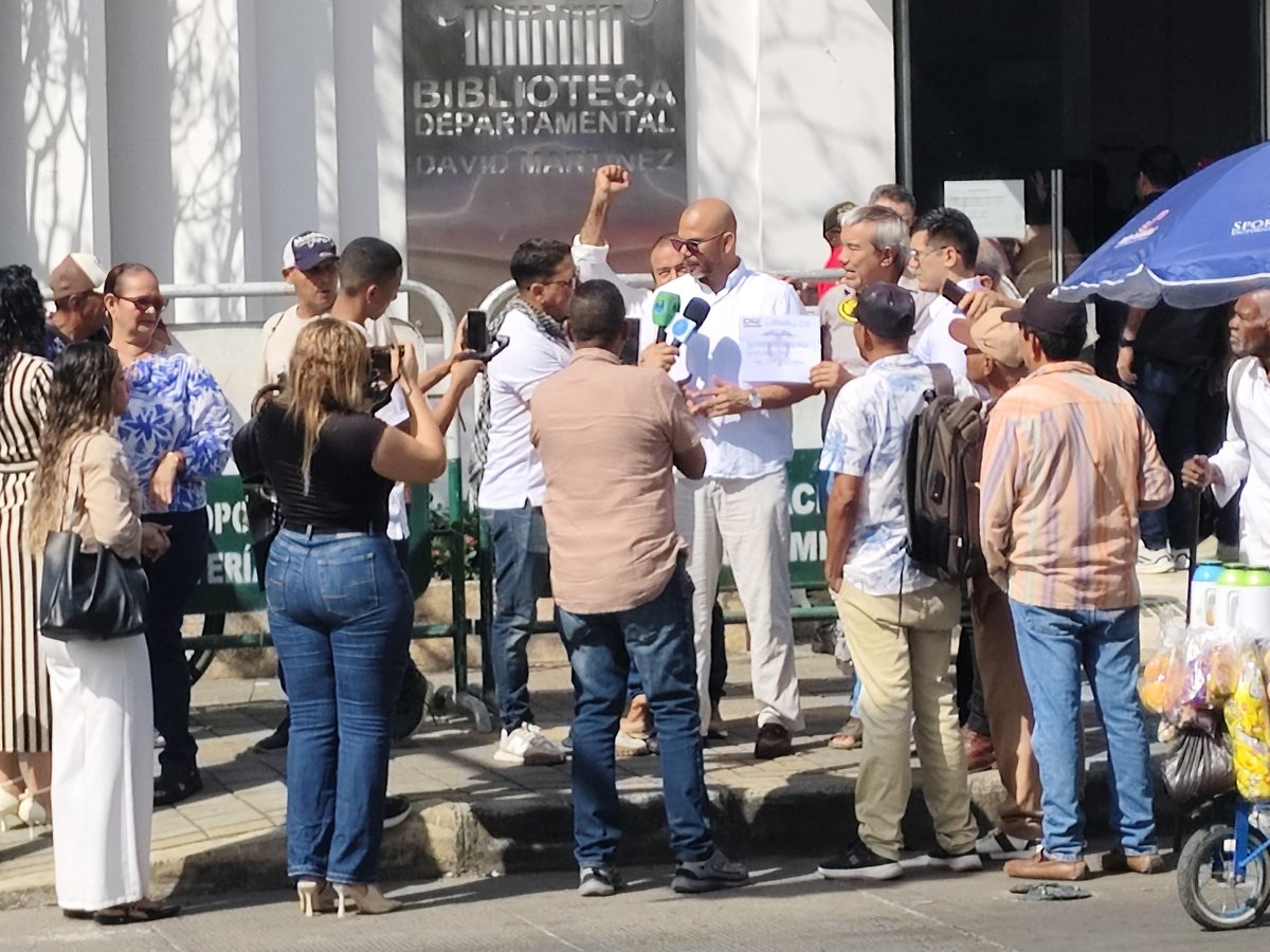 CazaNoticias11's tweet photo. Hoy recibió su credencial como Congresista de Colombia por el departamento de Córdoba @Ballesteros_LF, trabajará por los más vulnerables, necesitados, y velará porque llegue un buen desarrollo y avance positivo para el departamento. #CazandoLaNoticia #Camarada https://t.co/IctL33DR1a