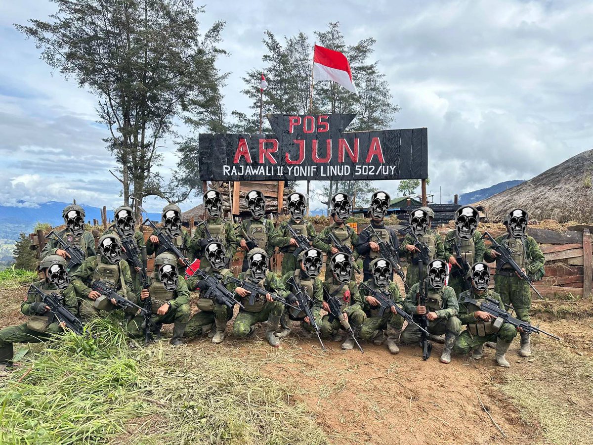 MellisaOps's tweet photo. Satgas Rajawali II , Yonif Linud 502 / Ujwala Yudha, Koops Habema TNI 🇮🇩 Saat Penugasan di wilayah Papua dalam rangka pengejaran kelompok teroris di wilayah tersebut. 

📸 : Fredy https://t.co/03VFxIQ47J