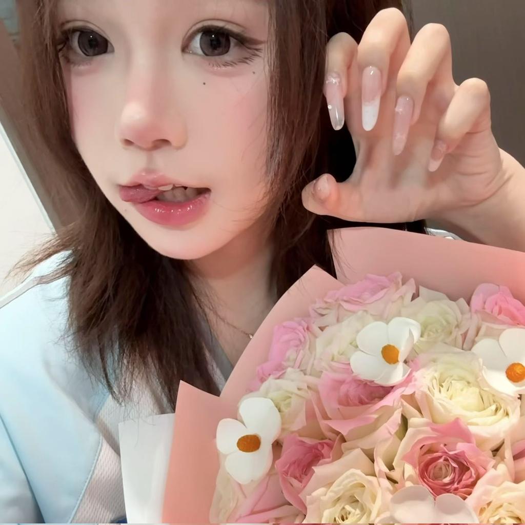 zhouzhoufuwa's tweet photo. 是闺蜜也是你们的二妈祖宗～🖤，对着指甲喷出来叭臭傻逼
#反差 #女神 https://t.co/acAiNrpLYZ