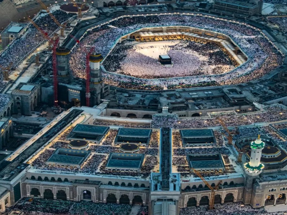 { وَإِذ قالَ إِبراهيمُ رَبِّ اجعَل هذا بَلَدًا آمِنًا وَارزُق أَهلَهُ مِنَ الثَّمَراتِ مَن آمَنَ مِنهُم بِاللَّهِ وَاليَومِ الآخِرِ } 

"اللهم من أرادنا وأراد بلادنا بسوءٍ فأشغله بنفسه واجعله تدبيره تدميرًا عليه يا رب العالمين" 

حفظ الله #المملكة_العربية_السعودية قيادةً وشعباً